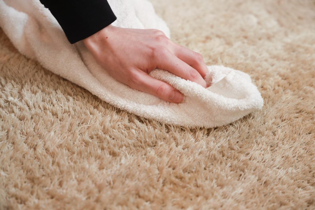 smoezelig tapijt reinigen