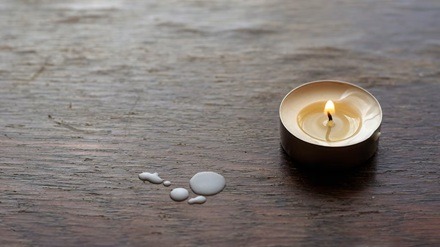 Kaarsvet vlek uit houten vloer halen