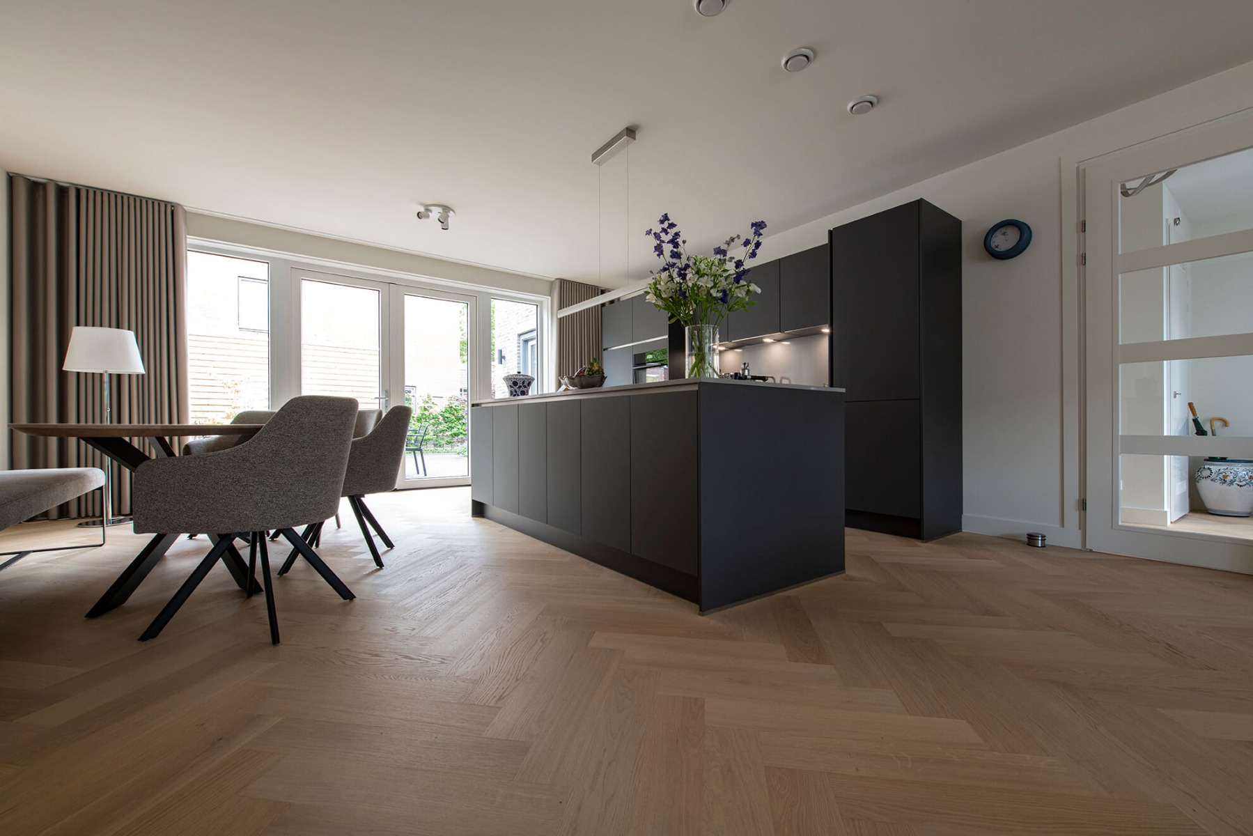 Hoe houten vloer schoonmaken